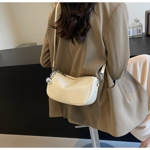 Dettaglio della borsa Boston beige con cerniera argentata e ciondolo a sfera