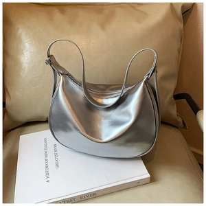 Detailansicht der silbernen Halbmond-Tasche mit metallischem Spiegel-Finish