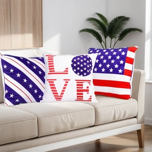 Set di tre cuscini decorativi bandiera americana con scritta LOVE su un divano moderno
