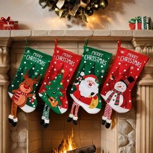 Lot de 4 chaussettes de Noël avec renne et bonhomme de neige suspendues sur une cheminée