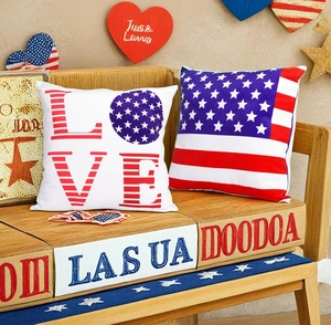 Dettaglio di cuscini decorativi con bandiera americana e scritta LOVE su panca