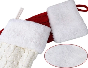 Dettaglio del risvolto in peluche e della maglia a trecce delle grandi calze di Natale