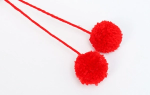 Dettaglio del pompon rosso con morbida trama a maglia per decorazione calza natalizia
