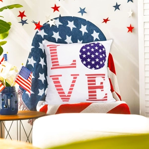 Dettaglio del design LOVE bandiera USA su una federa quadrata per il Giorno Indipendenza