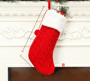 Dettaglio della calza di Natale in maglia rossa con pelliccia e dimensioni precise