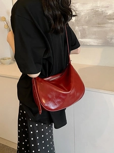 Schicke dunkelrote Halbmond-Schultertasche aus glänzendem Leder mit Silberbeschlag