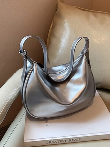 Silberne Hobo-Tasche in Halbmondform mit glänzendem Metallic-Finish und breitem Riemen