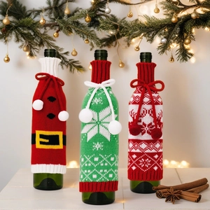 Drie gebreide kerst wijnfleshoezen met sneeuwvlokken en een kerstman riem design