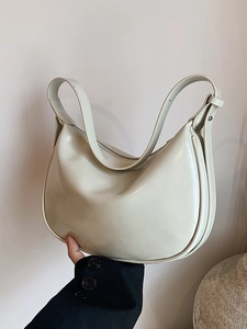 Minimale cremefarbene Halbmond-Tasche aus glattem Kunstleder mit silbernem Reißverschluss