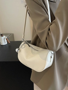 Borsa Boston crema con trama a coccodrillo e ciondolo a sfera argento da donna