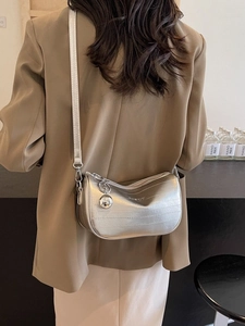 Elegante borsa Boston argento metallizzato con texture a coste e ciondolo a sfera