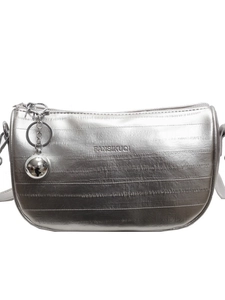 Borsa a tracolla Boston argento metallizzato con texture a righe e ciondolo a sfera