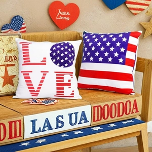 Set di due cuscini decorativi a tema bandiera americana con design patriottico LOVE