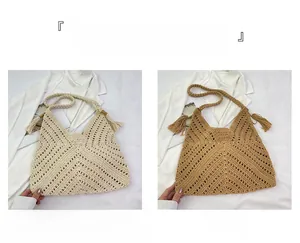 Détail de sacs à bandoulière tissés en blanc crème et kaki avec pompons bohèmes