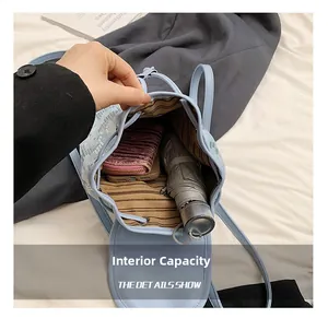 Gros plan de l'intérieur du sac en jean avec doublure rayée et poche interne