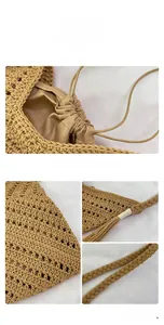 Détail du sac cabas tissé ajouré avec doublure à cordon et décoration de gland