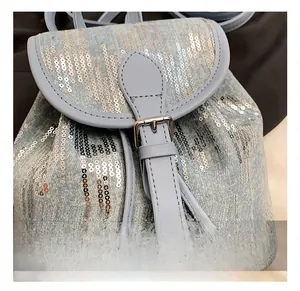 Gros plan du sac à dos à paillettes bleues avec boucle en métal argenté poli