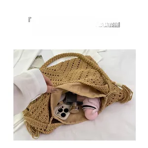 Détail du sac de plage en paille tressée avec pompon et doublure intérieure spacieuse