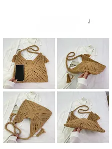Détail du sac cabas tissé à la main avec texture géométrique et décoration de glands
