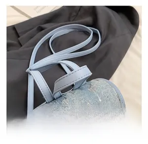 Détails du sac à dos en jean avec sequins brillants et poignées de transport renforcées