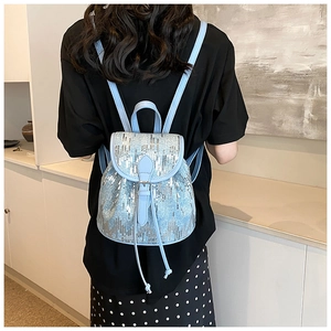 Détail du mini sac à dos à paillettes bleu clair avec reflets argentés et lanières