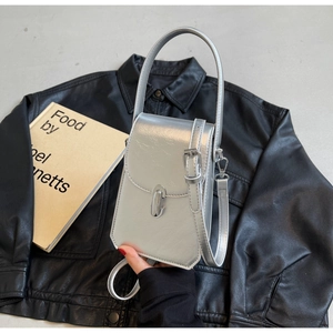 Vue détaillée du mini sac argenté métallisé avec son fermoir à boucle ovale raffiné
