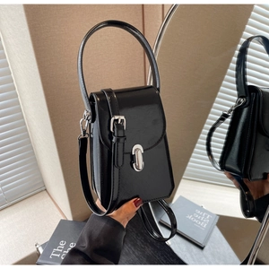 Détail du mini sac à bandoulière en cuir verni noir brillant avec boucle argentée
