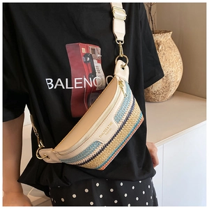 Detail der bunten Strohflecht-Struktur und beigem Lederbesatz an der Brusttasche