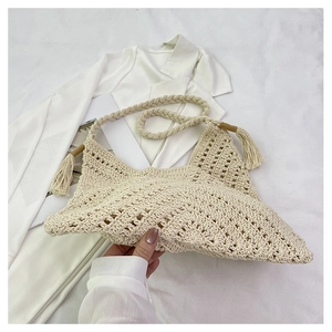 Vue détaillée du sac à bandoulière en tricot évidé avec franges et motifs au crochet