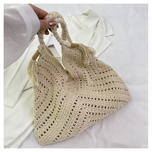 Détail du sac cabas crème tissé à la main avec texture crochetée et glands à franges