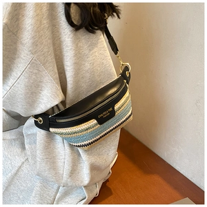Detail der farbenfrohen Web-Brusttasche mit Lederbesatz und Goldmetallbeschlägen