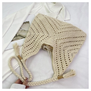 Vue détaillée du sac en maille crochet beige avec des franges et une bandoulière corde