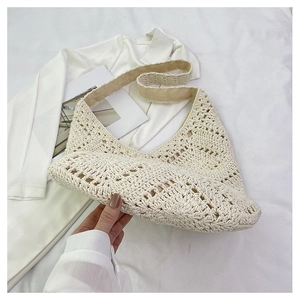 Gros plan du sac fourre-tout beige au crochet montrant les détails tressés