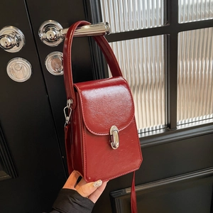 Mini sac bandoulière en cuir verni rouge brillant avec boucle argentée et poignée
