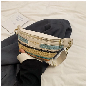 Detailansicht der Umhängetasche aus Stroh und Leder mit gewebten Streifen und Gold-Zipper