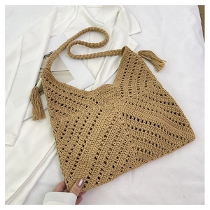 Détail de la texture tressée ajourée et bandoulière torsadée à franges du sac