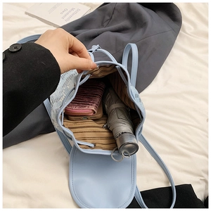 Vue intérieure du mini sac à dos en jean montrant l'espace pour téléphone et portefeuille
