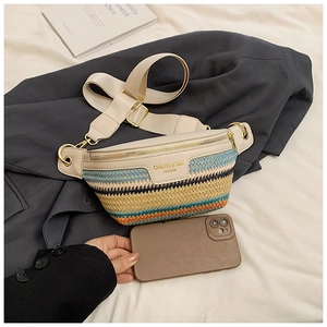 Detail der mehrfarbigen gewebten Stroh-Brusttasche mit cremefarbenem Lederriemen