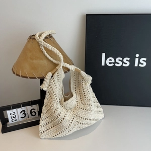 Sac cabas au crochet ajouré blanc cassé avec franges et bandoulière tressée chic