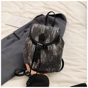 Vue détaillée du mini sac à dos en jean avec paillettes argentées et lanières en cuir
