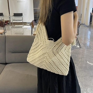 Sac fourre-tout en maille ajourée avec pompons et grande capacité pour l'été chic