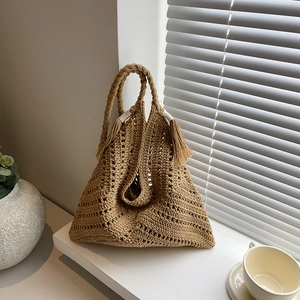 Sac fourre-tout évidé tissé pour femmes avec poignée à glands en couleur crème
