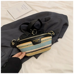 Detail der gestreiften gewebten Bauchtasche mit Lederbesatz und Goldbeschlägen auf weiß