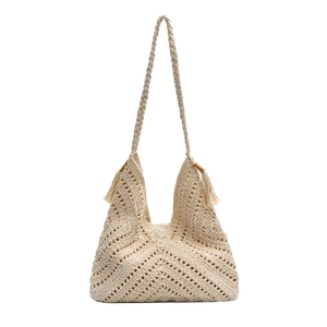 Sac fourre-tout tissé beige avec motif chevrons et pompon pour les trajets d'été