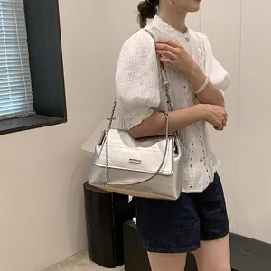 Women Large Capacity PU Leather Shoulder Bag With Metallic Chain Fashion Flap Tote Bag For Commute Casual Daily Wear