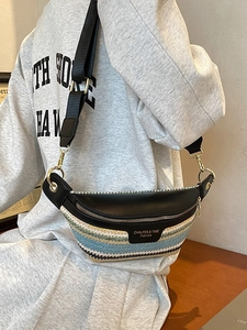 Kontrastreiche Stroh-Umhängetasche aus schwarzem Leder mit buntem Häkelmuster-Detail