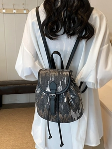 Mini sac à dos en denim à paillettes argentées et bretelles en cuir sur mannequin