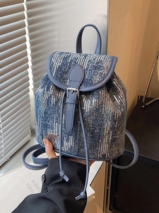 Mini sac à dos en denim bleu avec paillettes argentées et fermeture à cordon