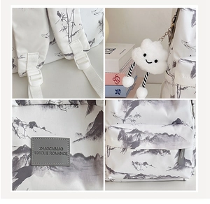 Details des weißen Rucksacks mit Tuschemalerei-Print und flauschigem Anhänger