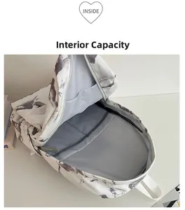 Innenraum des Rucksacks mit Tintenmuster zeigt die Reißverschlusstasche und das Hauptfach